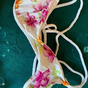NWOT Frankies Bikinis Bikini top and bottom size small. White w flower print